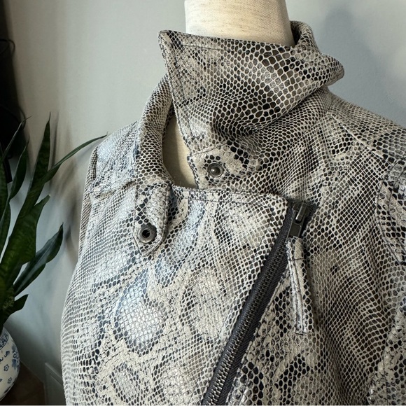 Like New! Kut from the Kloth Metallic Sheen Snakeskin Pattern Biker Jacket - Picture 3 of 9